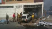 Imagem Bombeiros tentam apagar incêndio com baldes