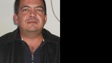 Imagem Mãe de delegado acusado de milícia alega que o filho foi espancado