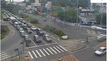 Imagem Manhã de tráfego intenso em avenidas da cidade
