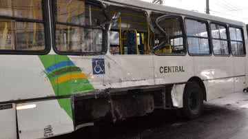 Imagem Grave acidente envolvendo ônibus deixa dois feridos