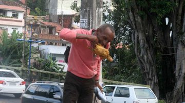 Imagem Homem come galinha de  bozó na Federação