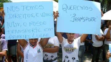Imagem Estudantes protestam em Boa Vista do Tupim