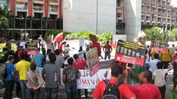 Imagem Dirigentes sindicais protestam contra o horário de verão