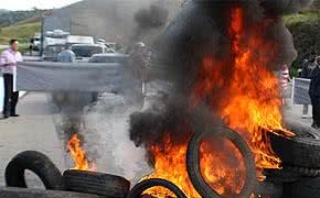 Imagem Manifestantes fecham dois sentidos da BA-093