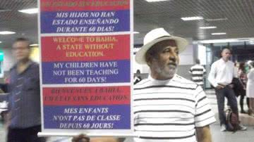 Imagem Pai indignado faz protesto no aeroporto de Salvador