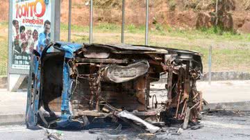 Imagem Moradores queimam pneus e fecham avenida Luis Eduardo