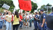 Imagem Confusão no desfile em Lauro de Freitas