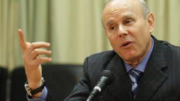 Imagem Brasil vai aumentar defesa comercial, diz Mantega