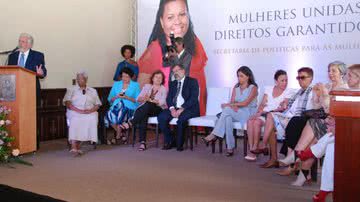 Imagem Wagner homenageia mulheres criando secretaria específica para elas