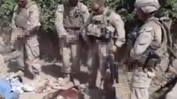 Imagem Divulgado vídeo de militares urinando sobre cadáveres