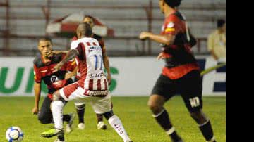 Imagem Vitória enfrenta o Náutico para afastar crise