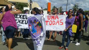 Imagem  “Mexeu com uma mexeu com todas” protestam mulheres na porta de Dudu