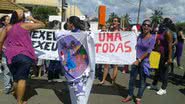 Imagem  “Mexeu com uma mexeu com todas” protestam mulheres na porta de Dudu