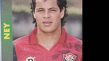 Imagem Ex-ídolo do Vitória retorna ao clube para estágio com Geninho