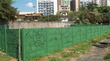 Imagem Sucom determina demolição de muro no Caminho das Árvores