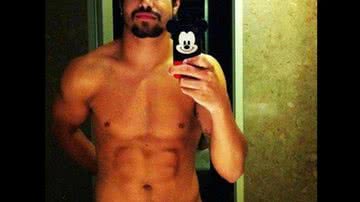 Imagem Caio Castro nu e com o Mickey na mão