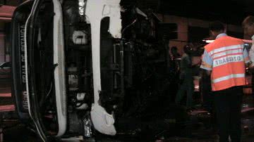 Imagem Ônibus capota no Comércio