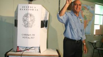 Imagem Paulo Souto chega para votar