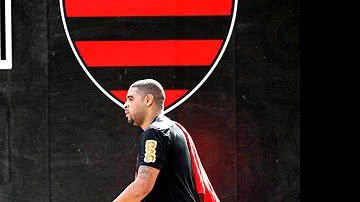 Imagem Adriano no Fla: cautela e processo longo
