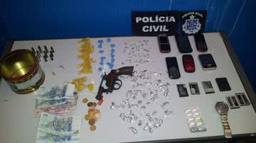 Imagem Traficantes presos com crack, cocaína e arma em Araças