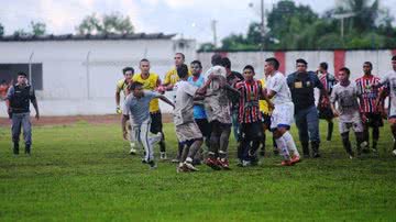 Imagem Torcida invade campo e juiz reage com canivete