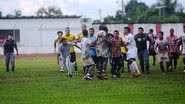 Imagem Torcida invade campo e juiz reage com canivete