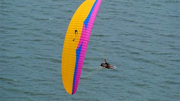 Imagem Retomada busca por paraquedista na Praia do Forte