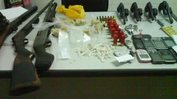 Imagem Traficantes presos com armas e drogas