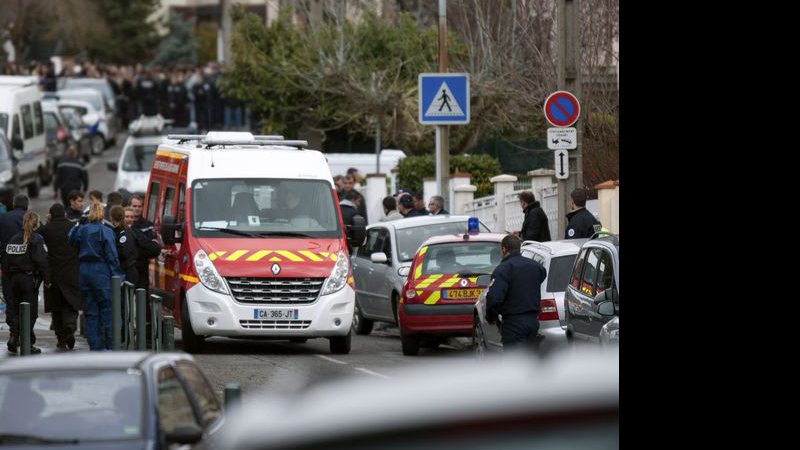 Imagem Tiroteio em frente a escola Francesa deixa mortos e feridos