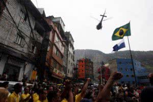 Imagem Bandeiras no alto da Rocinha marcam controle policial