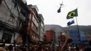 Imagem Bandeiras no alto da Rocinha marcam controle policial