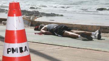 Imagem Argentino morto na orla de Salvador é enterrado