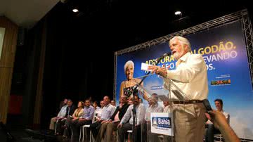 Imagem Wagner assina Ordem de Serviço da Adutora do Algodão