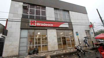 Imagem Bandidos trocam tiros com a polícia durante assalto ao Bradesco