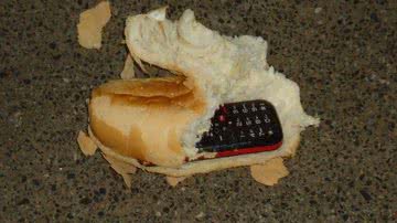 Imagem Polícia encontra celular dentro de pão em cela  