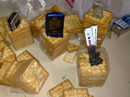 Imagem Polícia encontra celulares em pacotes de biscoito