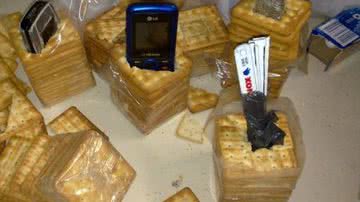 Imagem Polícia encontra celulares em pacotes de biscoito