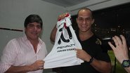 Imagem Júnior Cigano é  presenteado com camisa do Vitória com seu nome 