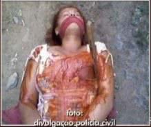 Imagem Homem encena assassinato com ketchup e faca