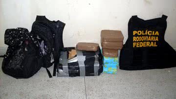 Imagem Garota é presa com mais de 18kg de drogas