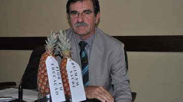 Imagem Vereador de Conquista vai à sessão com abacaxis
