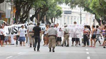 Imagem 7 de setembro: amigos e familiares de PM enjaulado fazem protesto