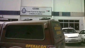Imagem Bandidos são detidos com armas e colete da polícia
