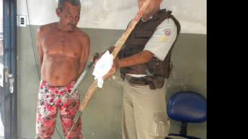 Imagem Homem agride vizinho com golpes de foice