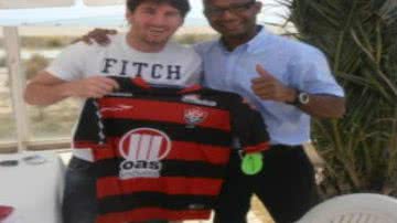 Imagem 'Melhor jogador do mundo' posa com camisa do Vitória
