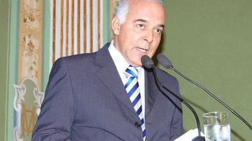 Imagem João Henrique nega saída de secretário da Saúde