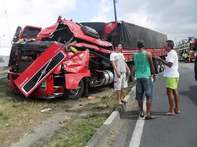 Imagem Carreta desgovernada bate em poste na BR-324