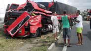 Imagem Carreta desgovernada bate em poste na BR-324