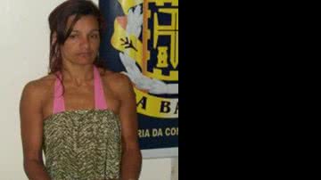 Imagem Mulher é flagrada com 100 pedras de crack