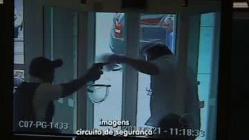 Imagem Imagens mostram empresário sendo morto por vigia em banco de Cuiabá